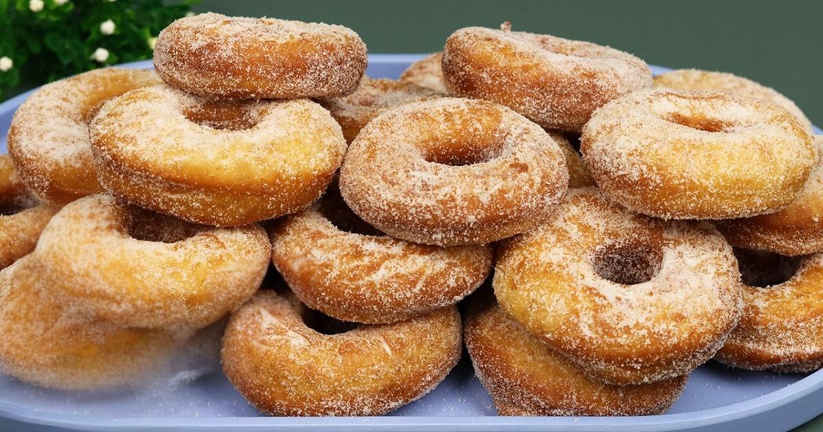 Rosquinhas caseiras fofinhas: massa fácil com fermento, leite e margarina; fritas e passadas no açúcar....