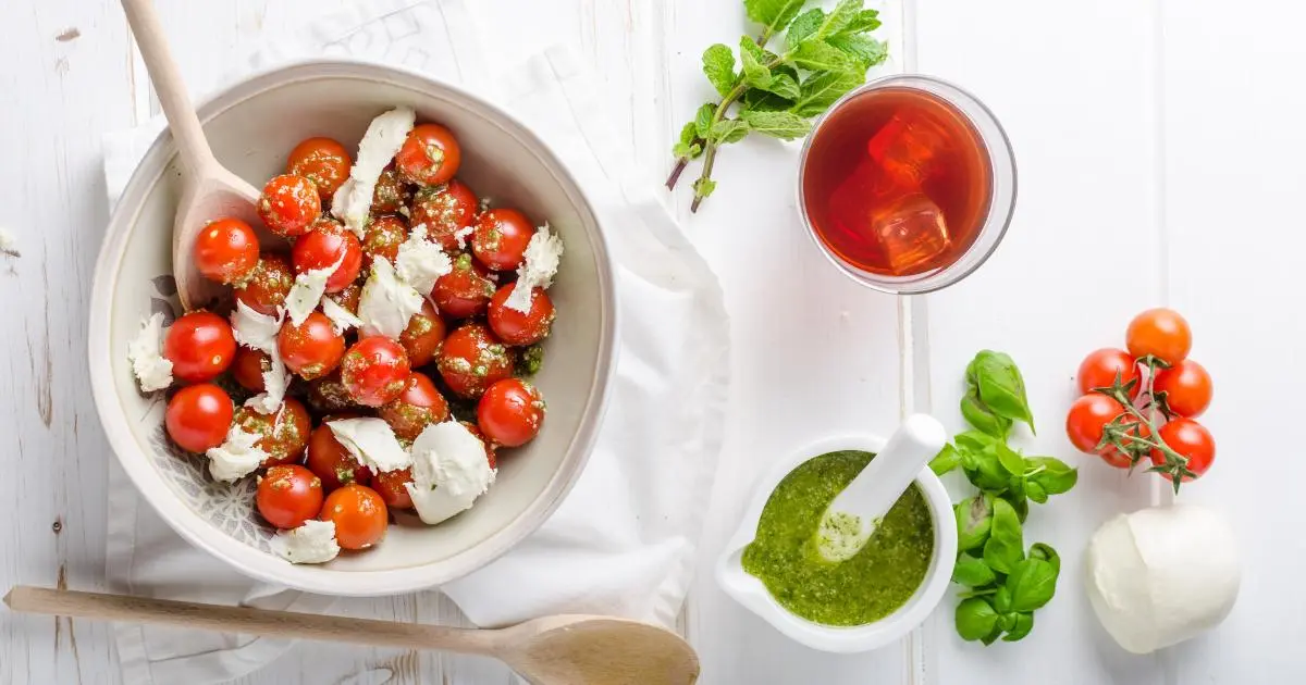 O visual desta salada é marcante, com o vermelho vibrante dos tomates e o branco...