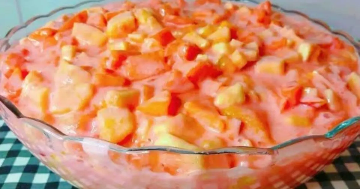 Salada de frutas cremosa e deliciosa, feita com frutas frescas, leite condensado, creme de leite...