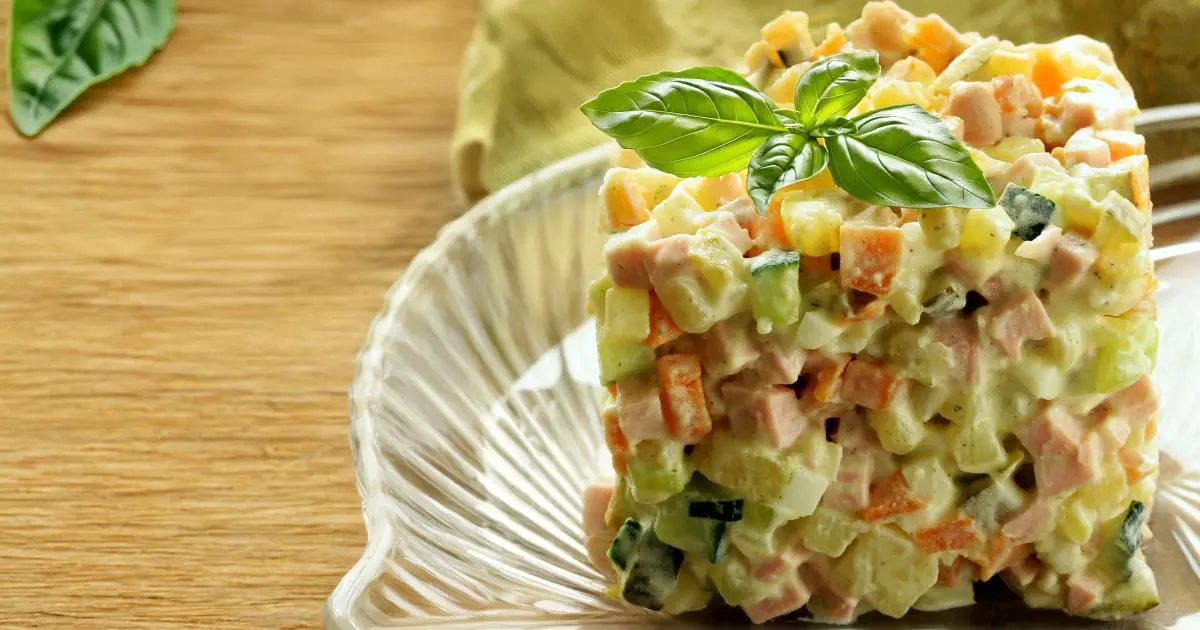 Vamos à receita? Confira o passo a passo para preparar uma Salada de Maionese Natalina...