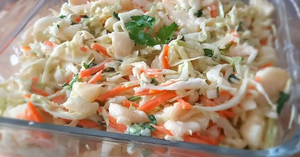 Aprenda a fazer uma salada de repolho com abacaxi simples e deliciosa, perfeita para os...