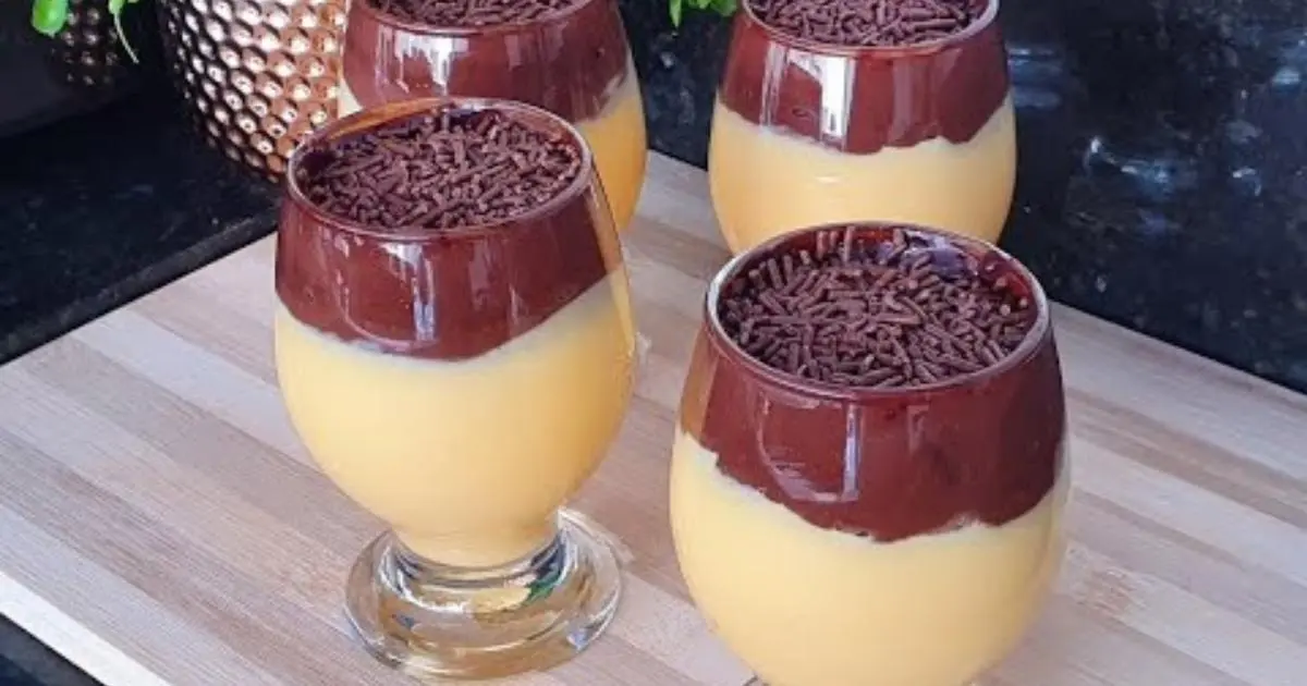 Sobremesa rápida de mousse de maracujá com cobertura de chocolate, prática, cremosa e perfeita para...