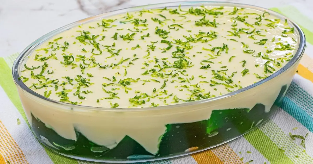 Sobremesa gelada cremosa de limão com 4 ingredientes: gelatina, mousse de limão, simples e refrescante....