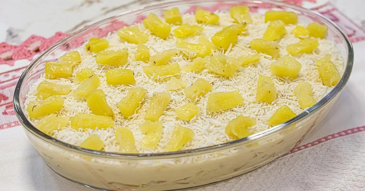 Sobremesa cremosa com abacaxi, creme branco e coco, fácil de fazer e perfeita para refrescar....