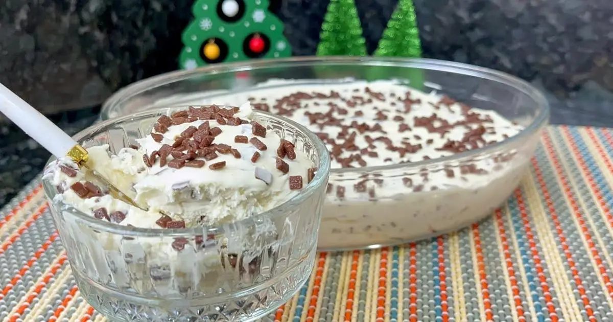 Sobremesa Moça Gelada é cremosa, refrescante e deliciosa, feita com leite condensado, chantilly e granulado....