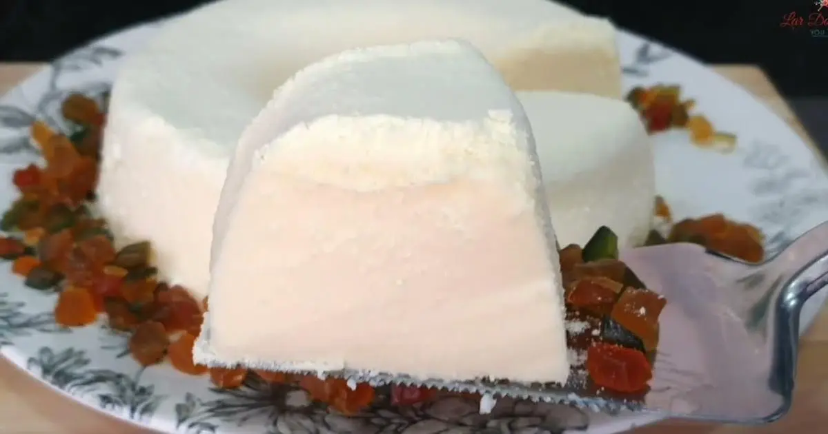 Sobremesa rápida e cremosa feita com leite condensado, creme de leite, gelatina e decorada com...