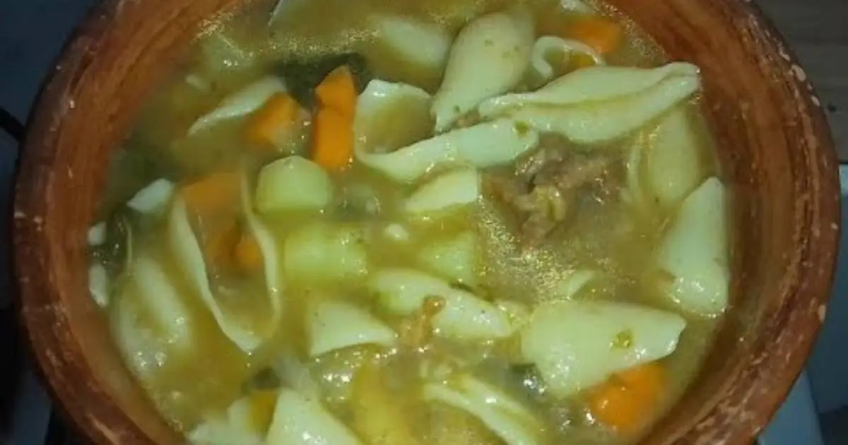 A sopa de carne é uma receita nutritiva e reconfortante, ideal para dias frios ou...