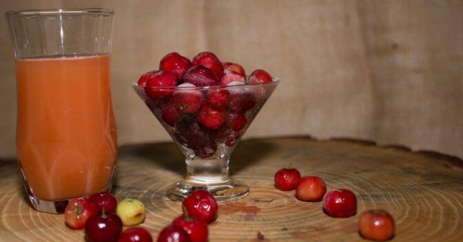 Sucos: Suco de Acerola com Morango: Refrescante e Rico em Vitamina C!