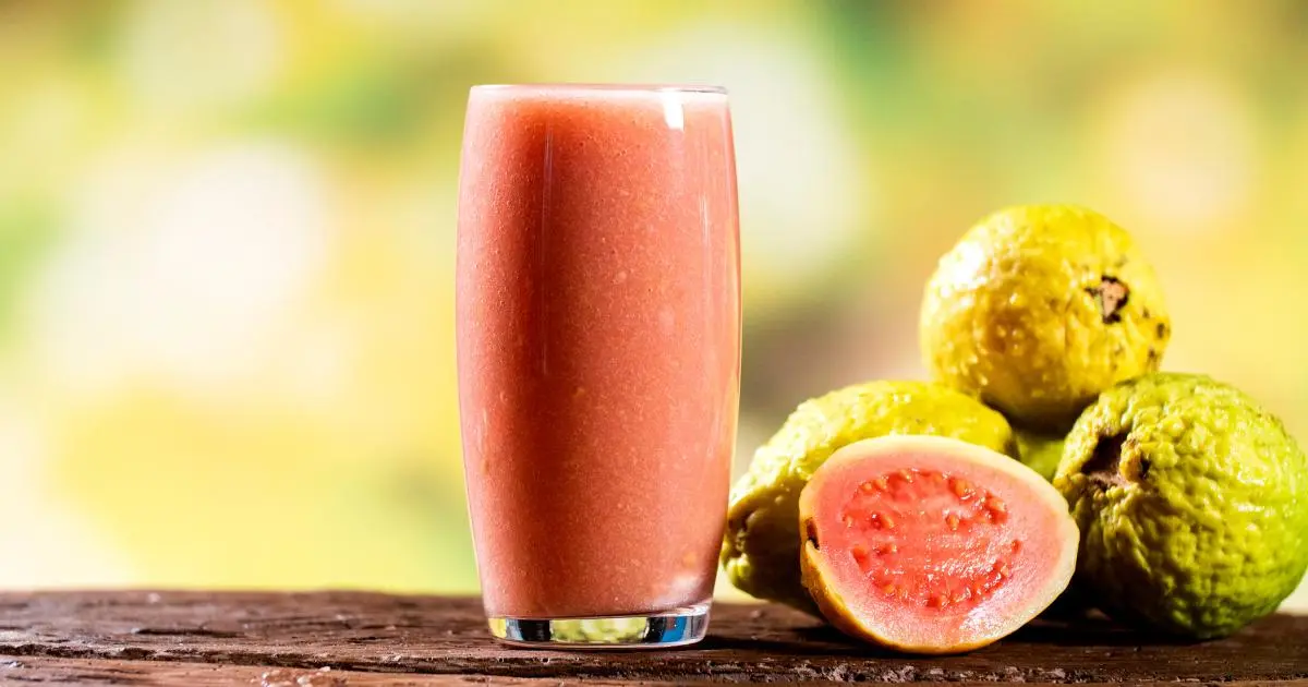 Suco de goiaba com limão: refrescante e rico em vitamina C....