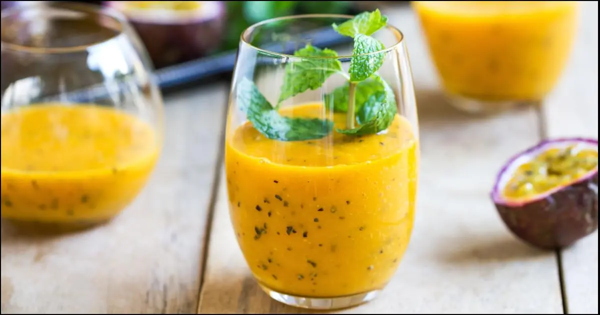 Receita refrescante de suco de manga com maracujá e cenoura....