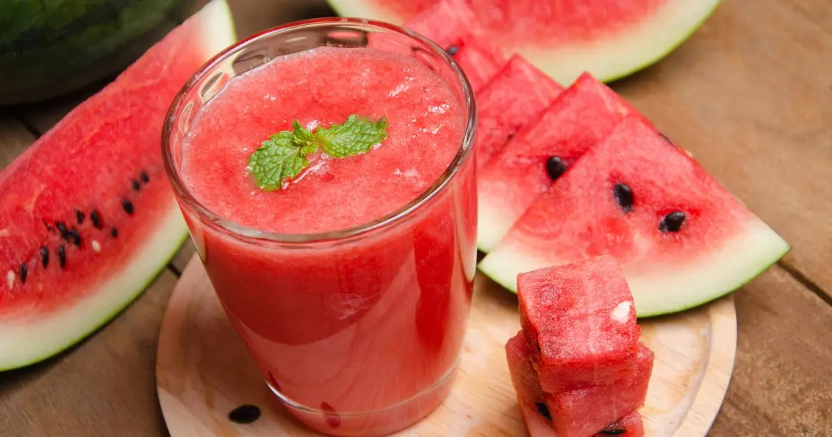 Receita fácil de suco de melancia refrescante e saudável....