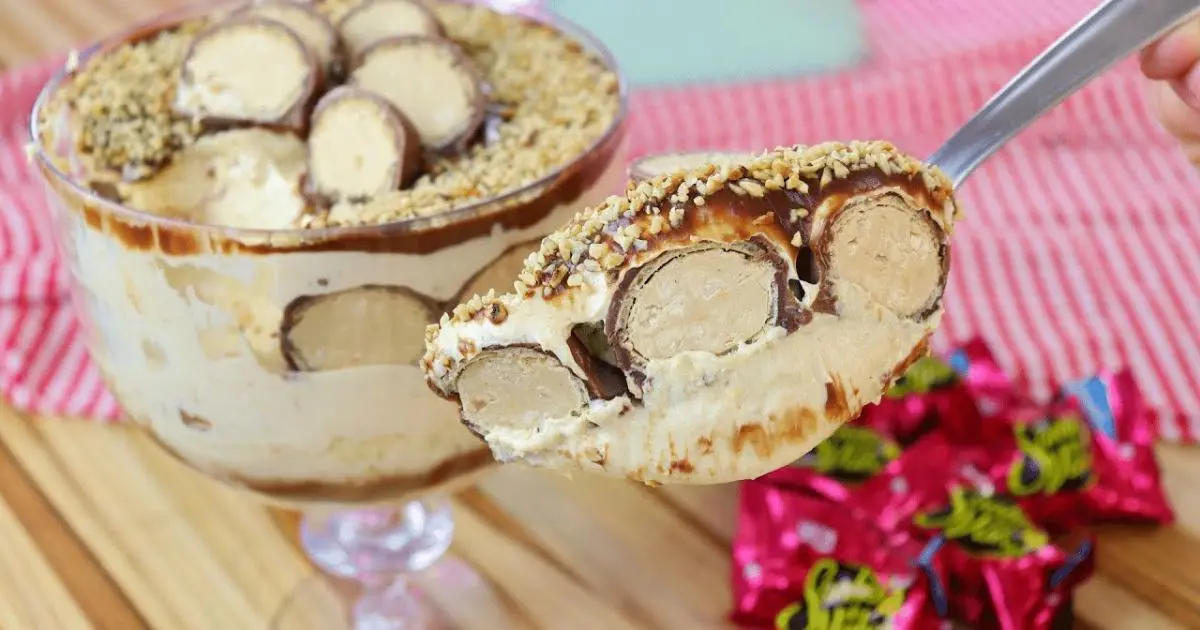 Taça de Sonho de Valsa cremosa, com camadas de creme, ganache e bombons irresistíveis....