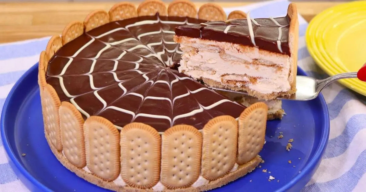 Torta Alemã sem gelatina: camadas de creme e bolacha, finalizada com ganache de chocolate. Fácil,...