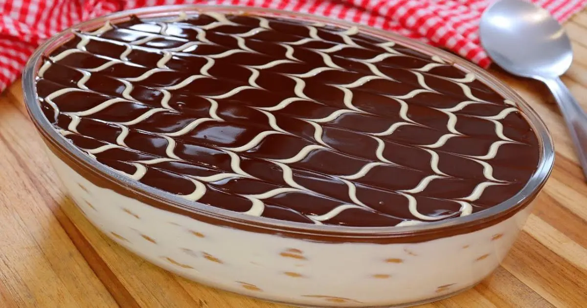 Torta alemã na travessa com creme fácil, bolachas e ganache de chocolate. Simples e deliciosa!...