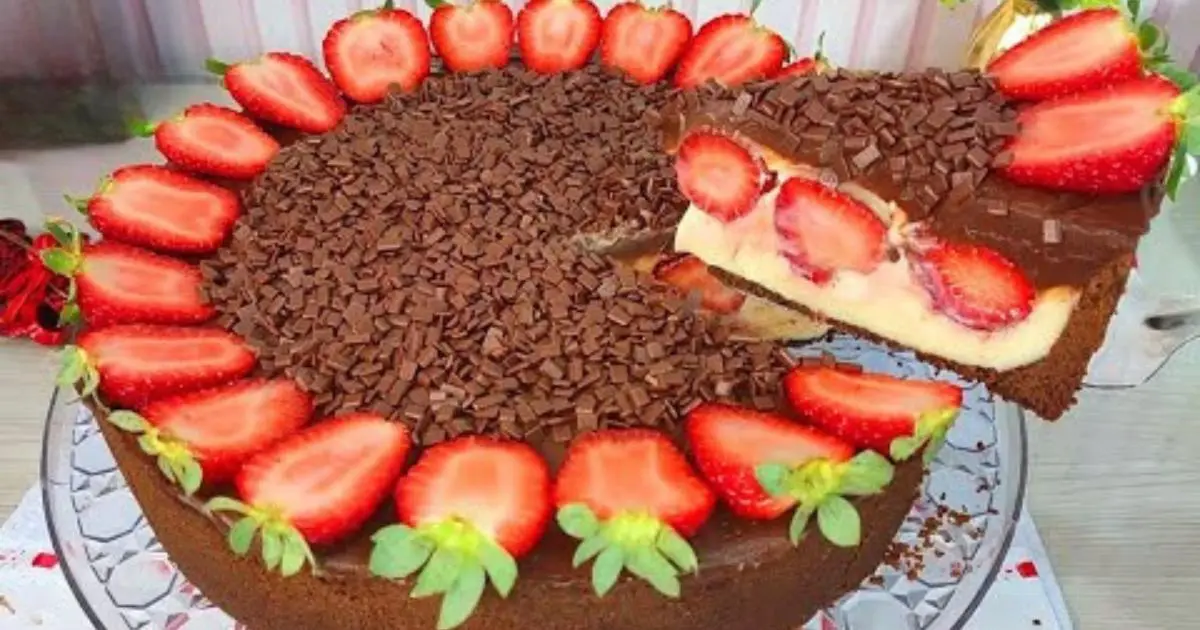 Torta bombom de morango com base de biscoito, recheio de leite condensado e cobertura de...