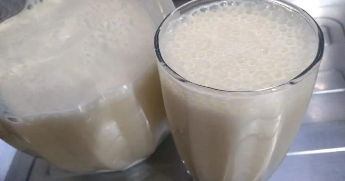 Uma receita fácil de vitamina de banana com leite, refrescante e nutritiva para qualquer momento...