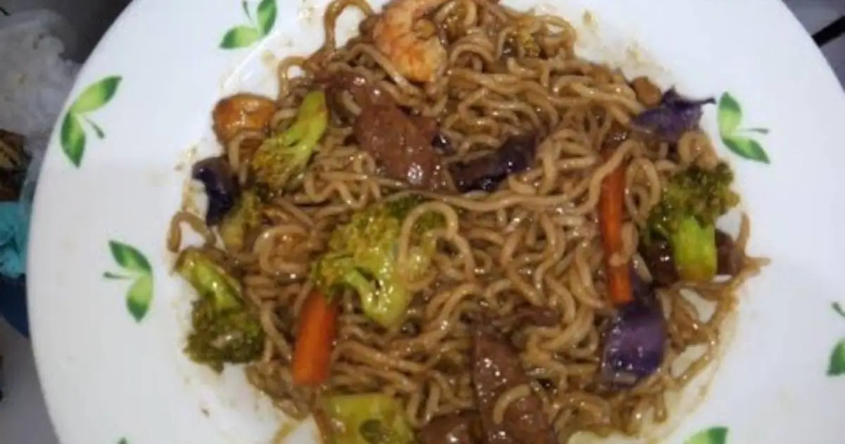 Oi, gente! Matheus aqui, do Vó Naoca! Hoje vou ensinar como preparar um yakissoba misto...