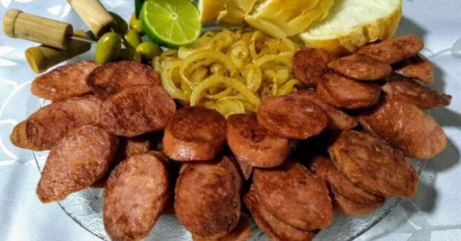 Petiscos: Porção de Calabresa Acebolada: Comida de Boteco Fácil de Fazer!