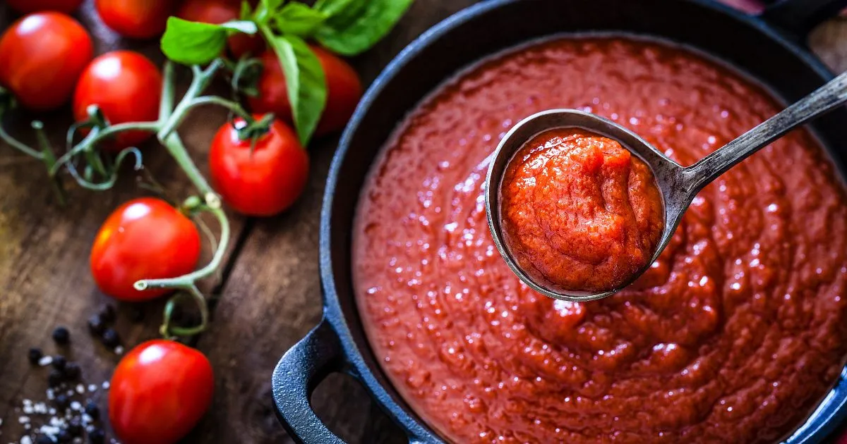 Aprenda técnicas eficazes para reduzir a acidez do molho de tomate e garantir sabor equilibrado....