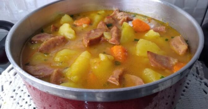 Sopa: Sopa de Batata com Calabresa: Refeição Simples de Preparar e Muito Gostosa!