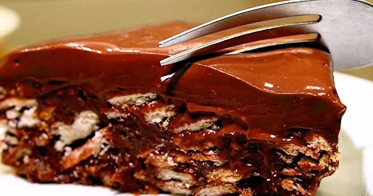 Torta de chocolate com biscoitos e ganache cremosa, fácil, rápida e perfeita para o Natal!...