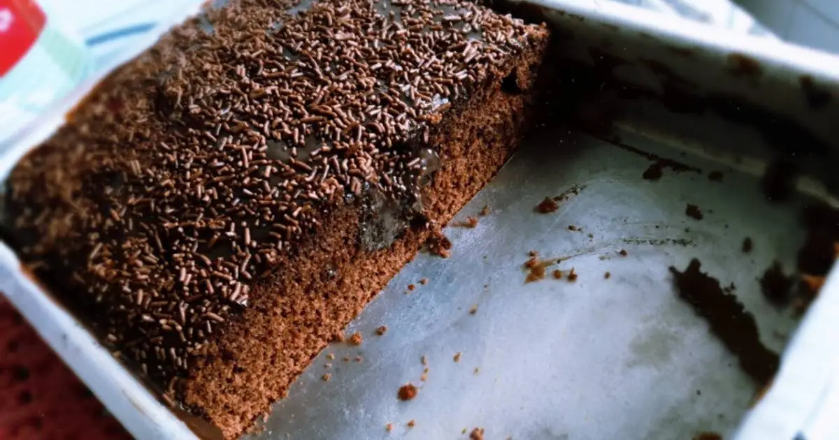 Aprenda a fazer um bolo de chocolate fofinho e delicioso com cobertura de brigadeiro, fácil...