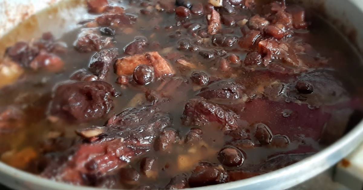 Aprenda a fazer uma feijoada simples, rápida e deliciosa, com todos os ingredientes típicos. Receita...