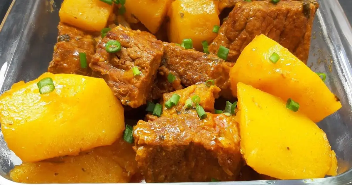 Aprenda a preparar carne de panela com batatas de forma simples e rápida. Receita deliciosa,...