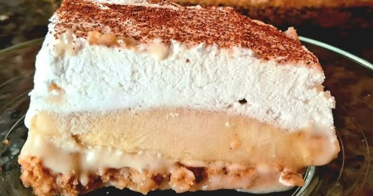 Aprenda a fazer uma Torta Banoffee de Travessa fácil, com base crocante, recheio cremoso de...