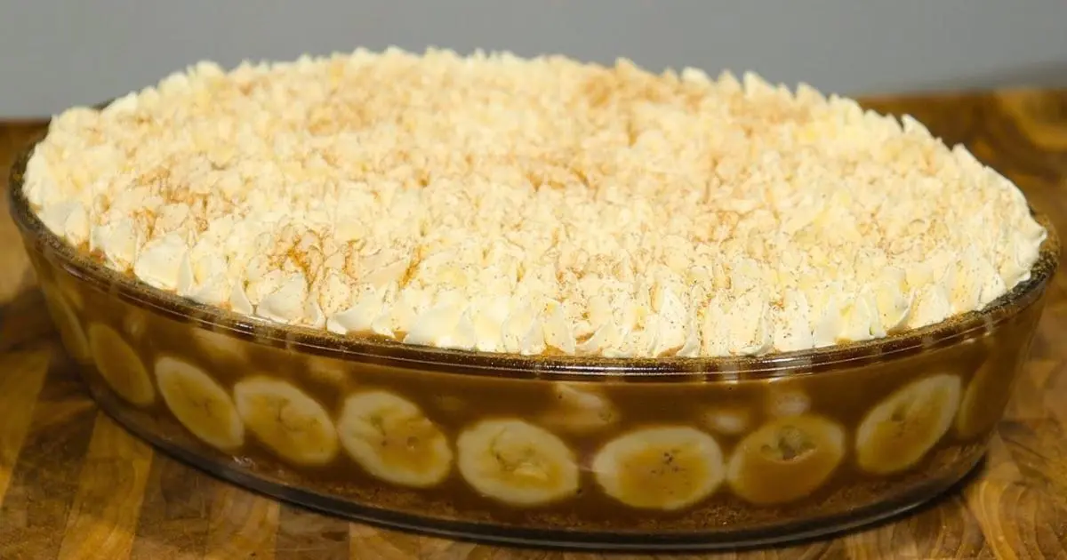 Banoffee na travessa: camadas de doce de leite, banana, biscoito crocante e nata. Sobremesa irresistível!...