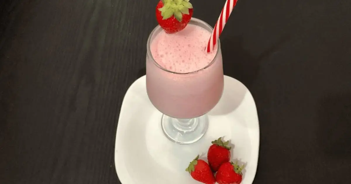 Prepare uma batida de morango refrescante e sem álcool para o seu Natal! Uma receita...