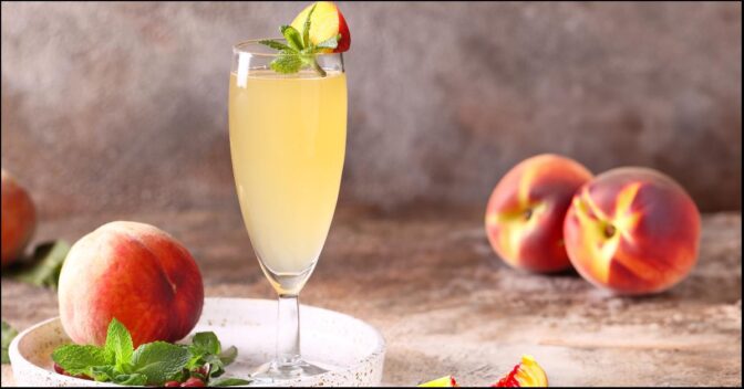 Drinks: Drinks para o Ano Novo: Um Bellini Simples e Sofisticado para Fazer em Casa