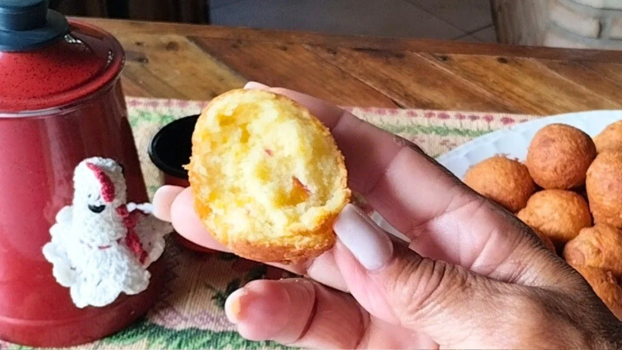 Aprenda a fazer o delicioso bolinho caipira com polvilho escaldado. Crocante por fora, macio por...