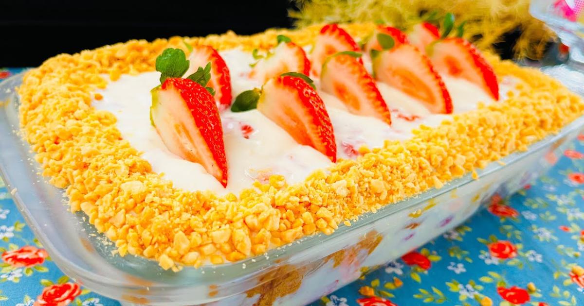 Bolo gelado de panetone com creme de limão e frutas, fácil e perfeito para festas....