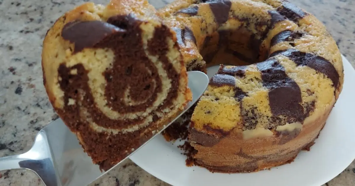 Bolo mesclado fácil e delicioso, com massa fofa, chocolate e perfeito para café ou lanche!...