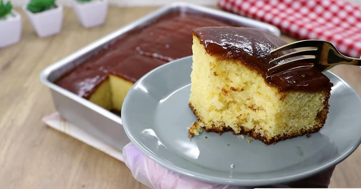 Bolo de Fubá com Cobertura de Goiaba