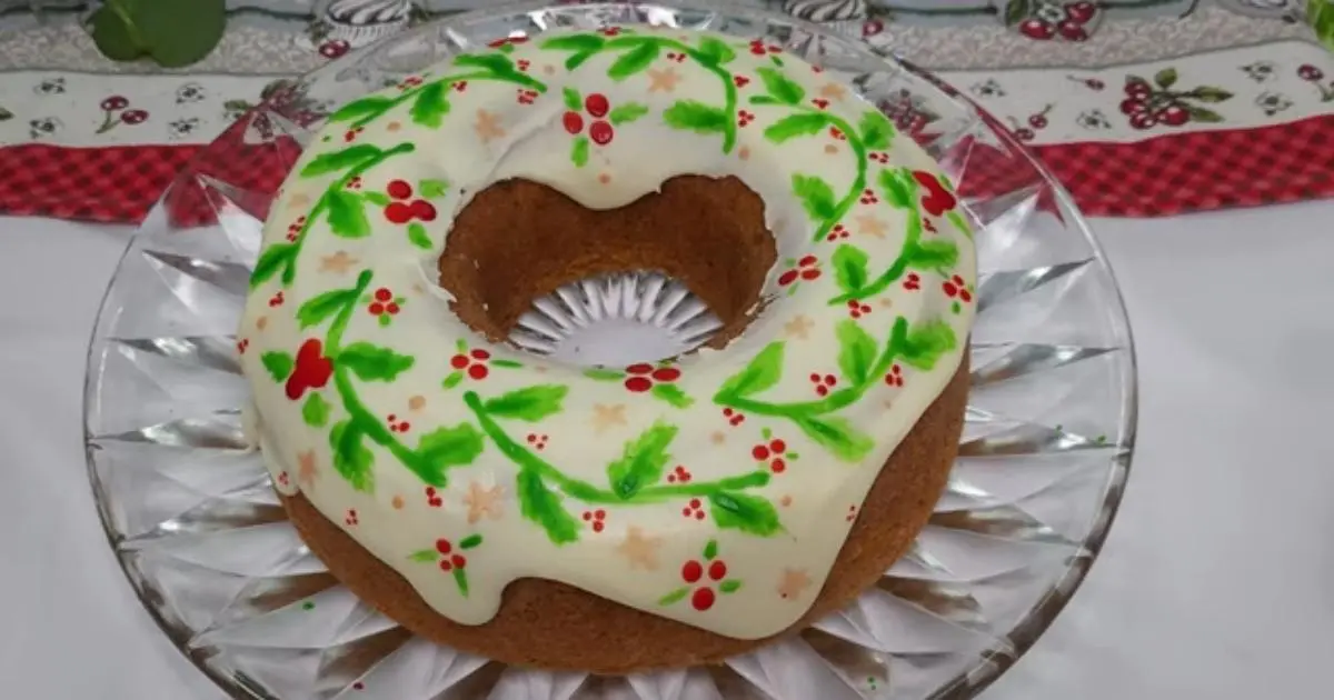 Bolo de nozes com cobertura porcelana: macio, lindo e perfeito para o Natal....