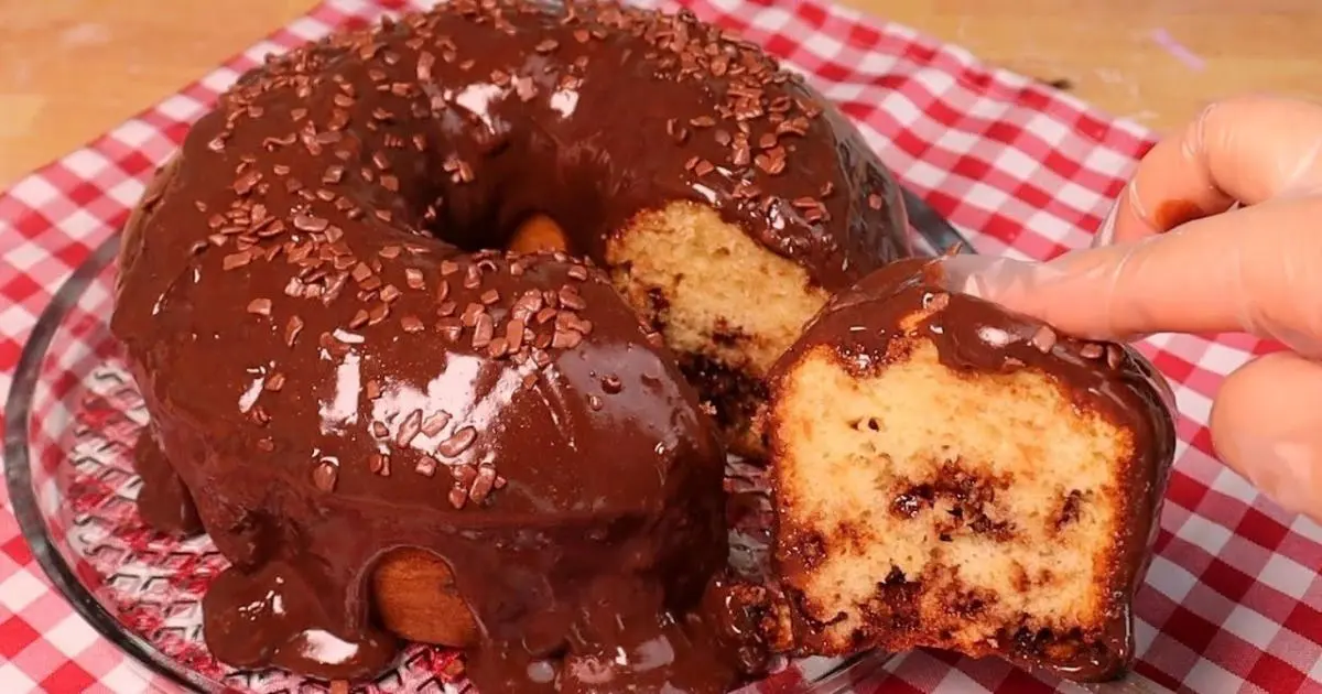 Bolotone de chocolate fofinho com cobertura de brigadeiro, perfeito para deixar seu Natal mais delicioso!...