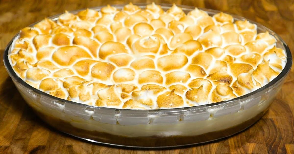 Sobremesa tropical com camadas de caramelo de abacaxi, creme de coco e merengue dourado. Irresistível!...