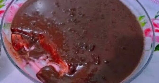 Sobremesas: Delícia de Morango com Ganache de Chocolate na Travessa