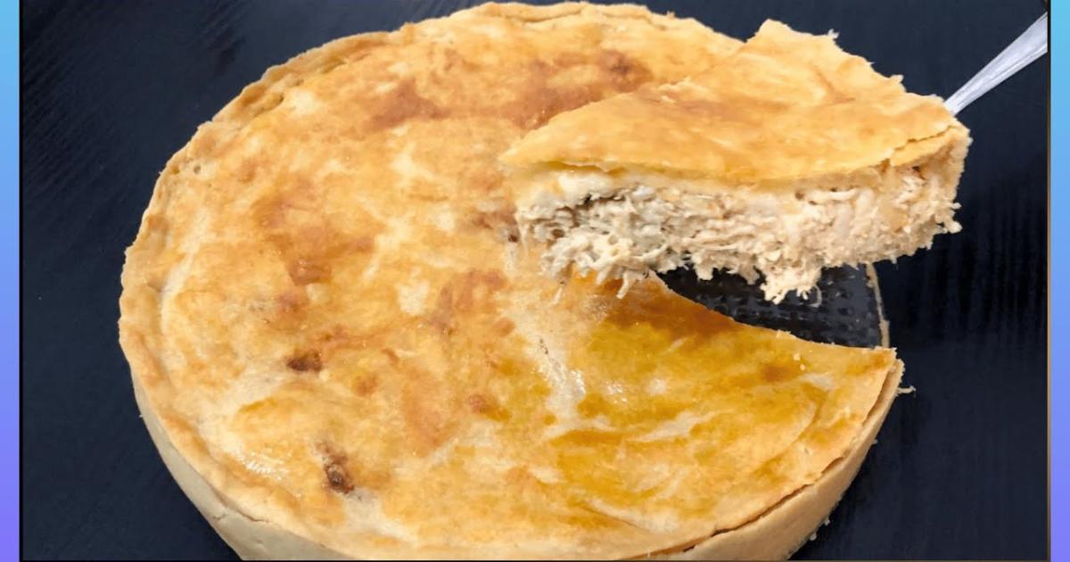 Empadão de frango com molho branco cremoso, massa macia e recheio saboroso que desmancha na...