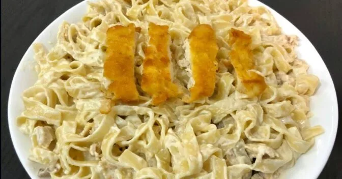 Aves: Fettuccine Alfredo com Frango Empanado