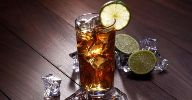 Drinks: Descubra o Segredo do Long Island Iced Tea – O Drink Mais Popular dos Anos 80!