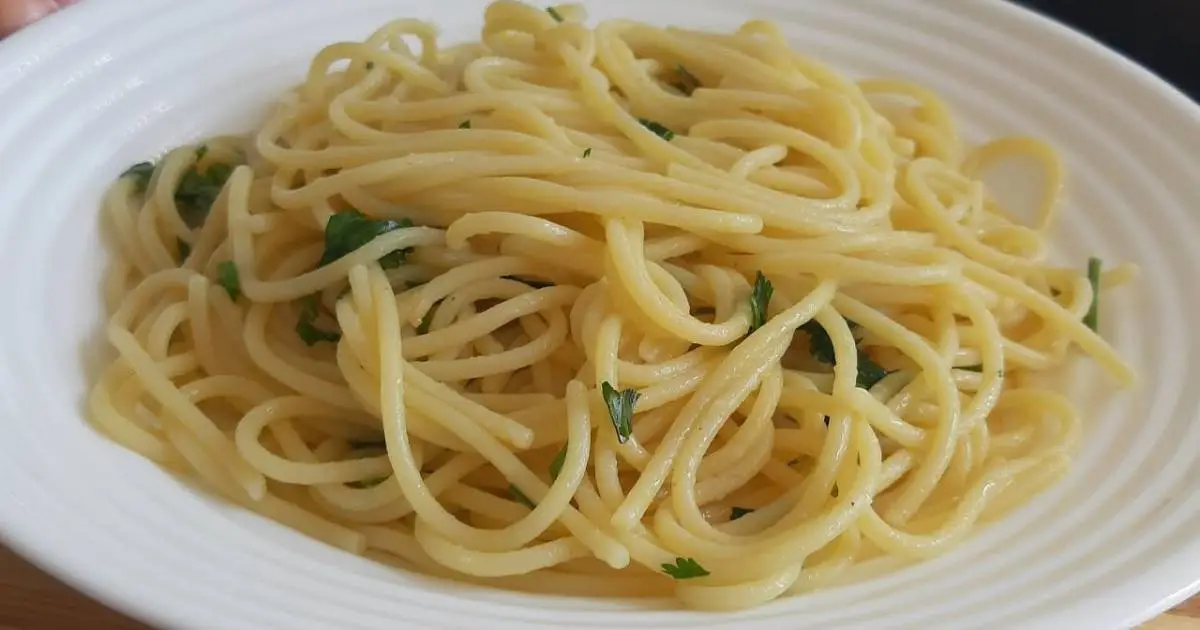 Aprenda a fazer macarrão alho e óleo bem soltinho e delicioso, com um truque simples...