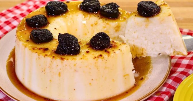 Sobremesas: Manjar de Coco Simples com Calda de Ameixa