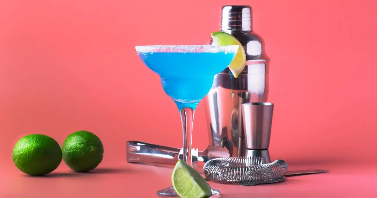 Margarita Azul: um drink elegante com tequila, Curaçau Blue e limão. Veja como fazer!...