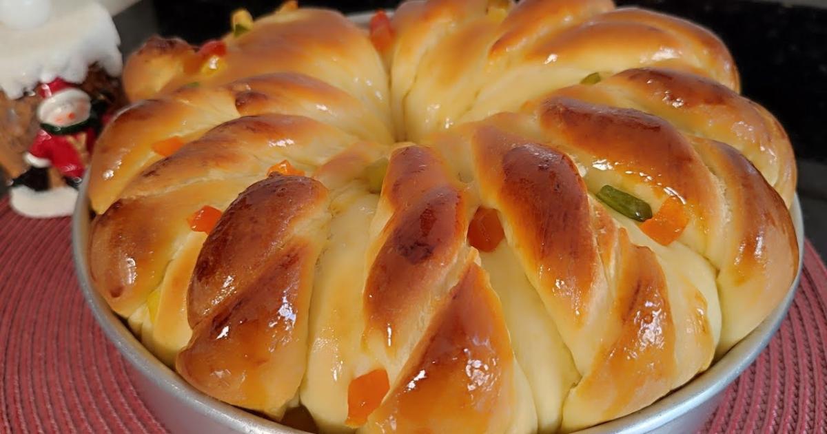 Pão de Natal macio e fofo, fácil de fazer, perfeito para café ou festas especiais....