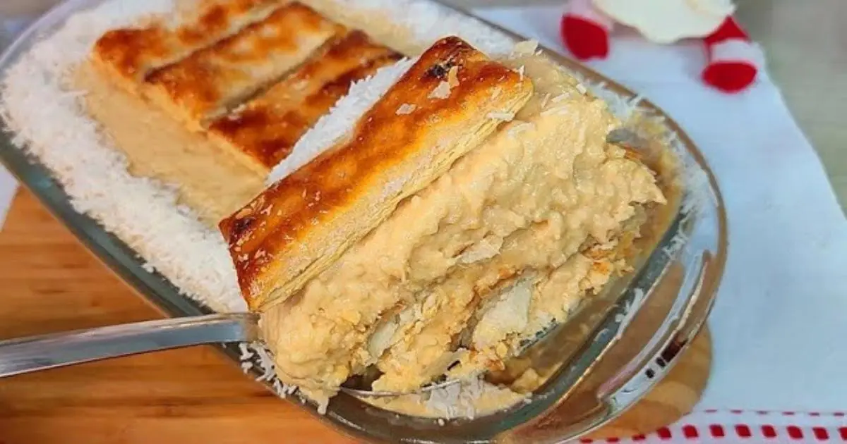 Pavê folhado com doce de leite, coco, creme leve e biscoitos crocantes, fácil e delicioso....