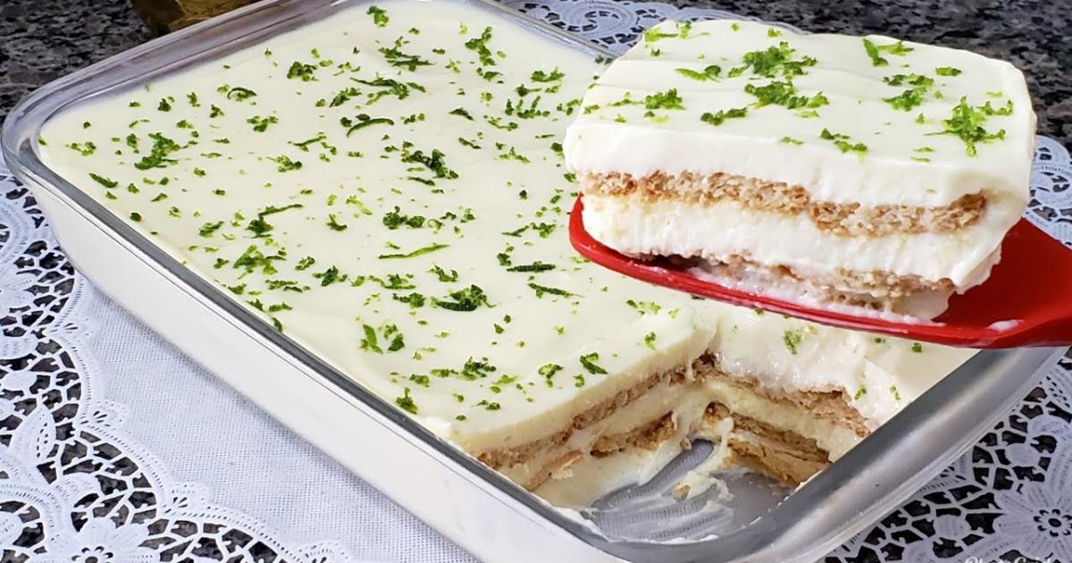 Pavê de limão fácil e cremoso, feito no liquidificador, com camadas deliciosas de biscoito....