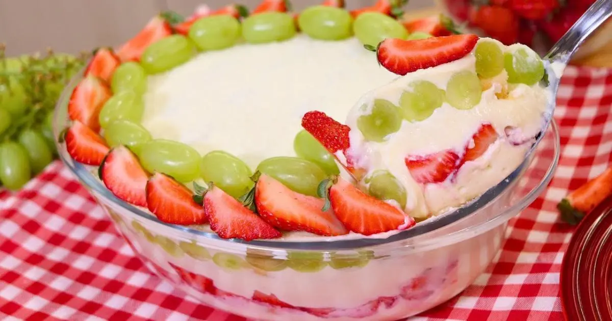 Pavê cremoso de morango e uva, fácil, sem fogo, perfeito para sobremesas festivas e refrescantes....